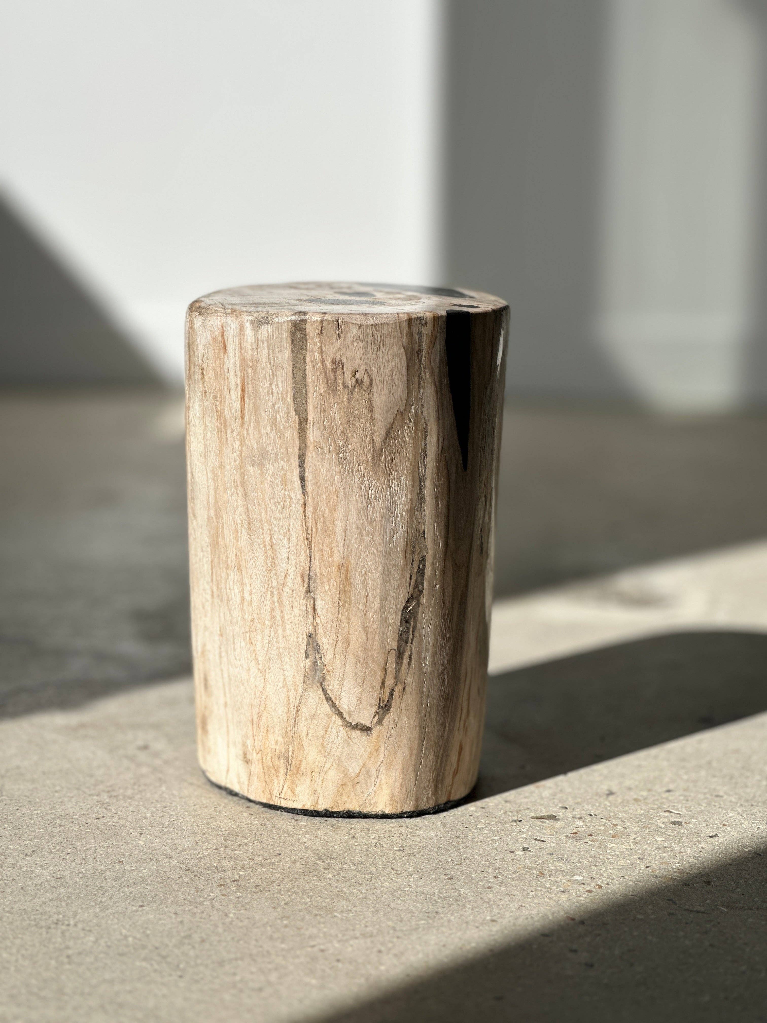 Office Objets - Wholesale Side Table - White petrified wood side table with black spots H:27.5 D:1856