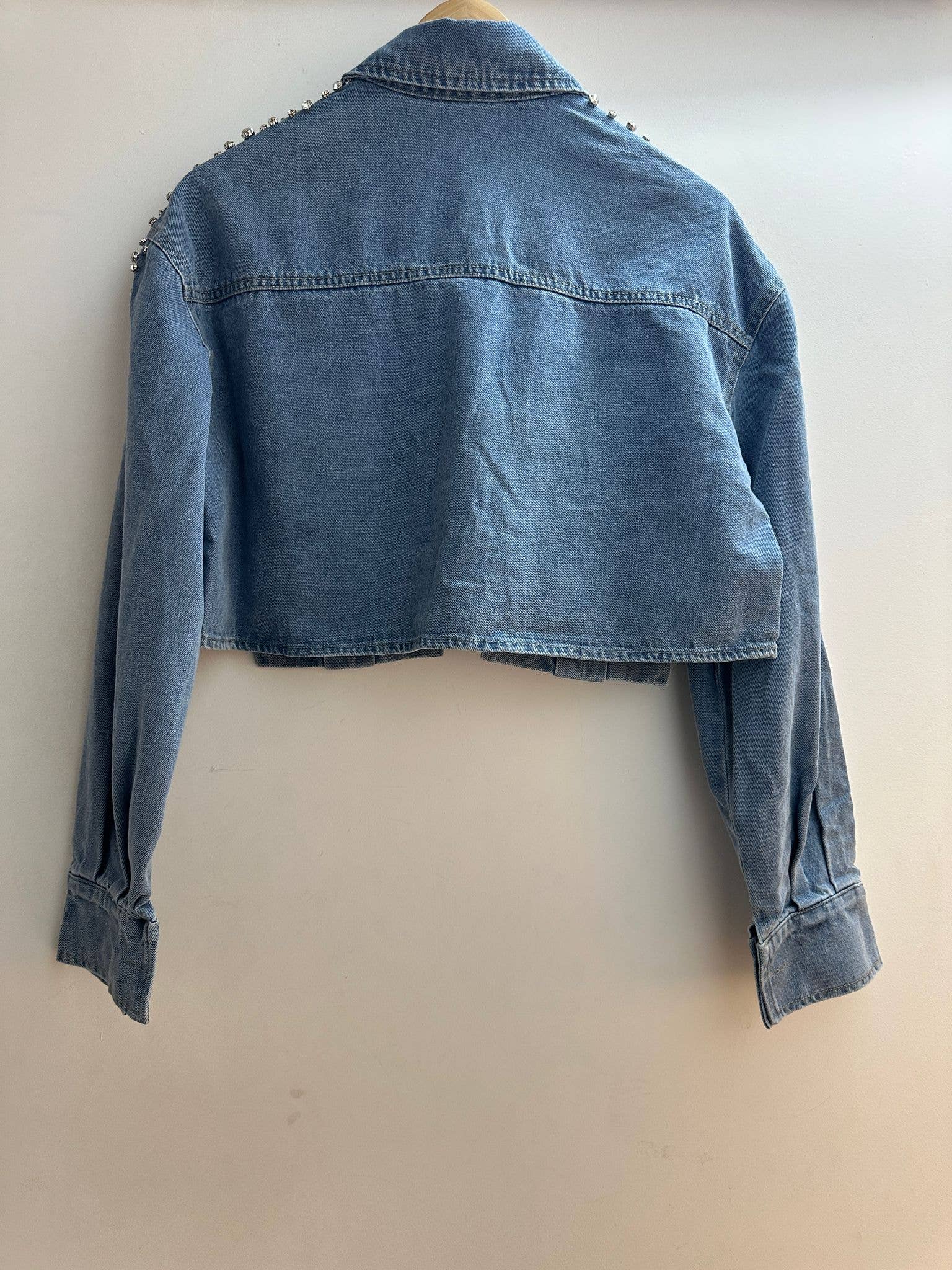 blå M05 kort jeansjacka med strass för wholesale på Faire2