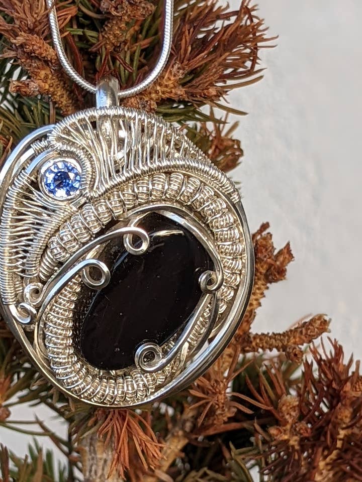 Collana con pendente in argento sterling, ossidiana di fuoco e zaffiro blu per la vendita all'ingrosso da parte di Le Tourbillon Minéral