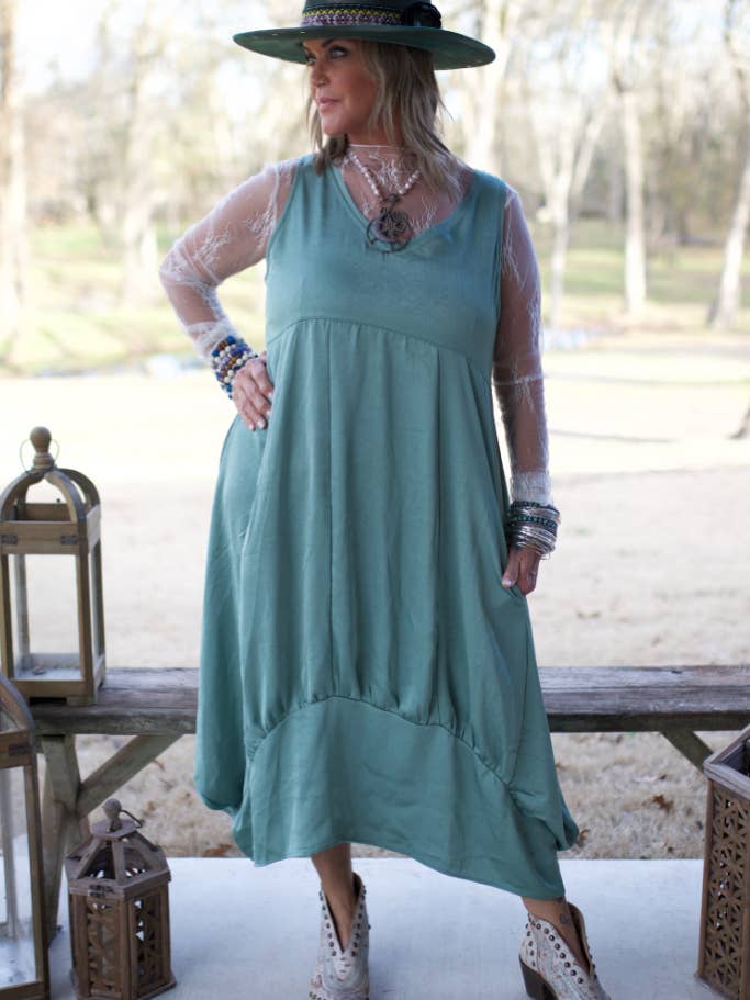 Robe In the Meadow - Sage pour la vente par Jaded Gypsy