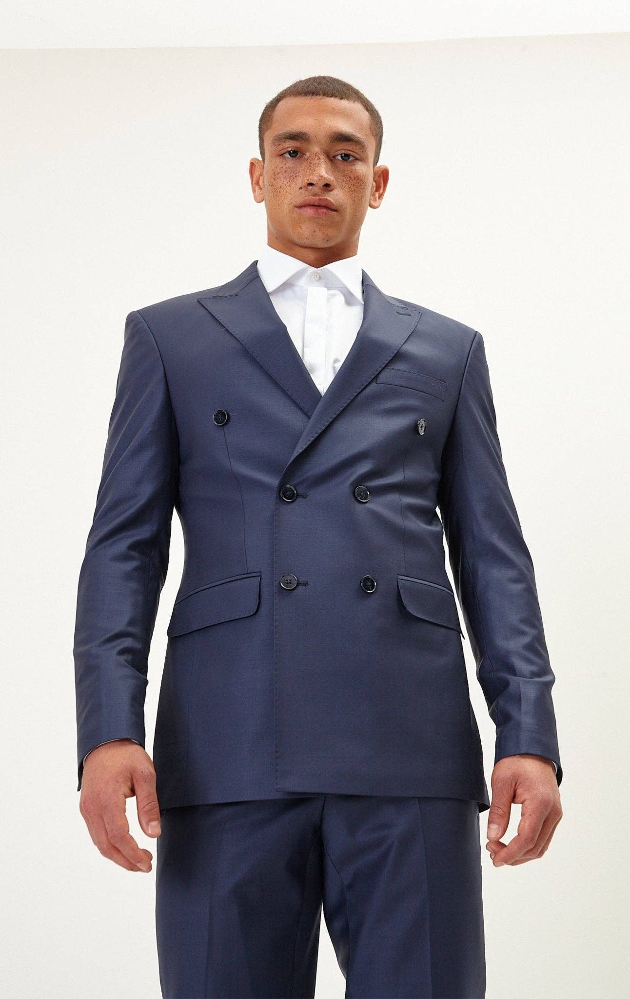 NAVY SOLIDO Abito da uomo Ron Tomson doppiopetto in lana Merino Super 120s, blu navy in vendita all'ingrosso su Faire2