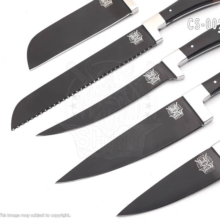SHINY CRAFTS - Venta al por mayor Juego de cuchillos - Juego de cuchillos de cocina hechos a mano con revestimiento negro con mango de madera y hoja de acero al carbono, juego de cuchillos de chef con rollo de bolsa de cuero y hoja afilada como navaja de alta temperatura (CS-21)4