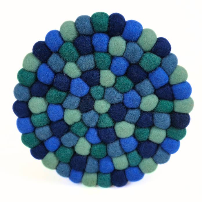 Sous-plat en feutre à pompons bleu Multi T-Blue pour la vente par Feltiful