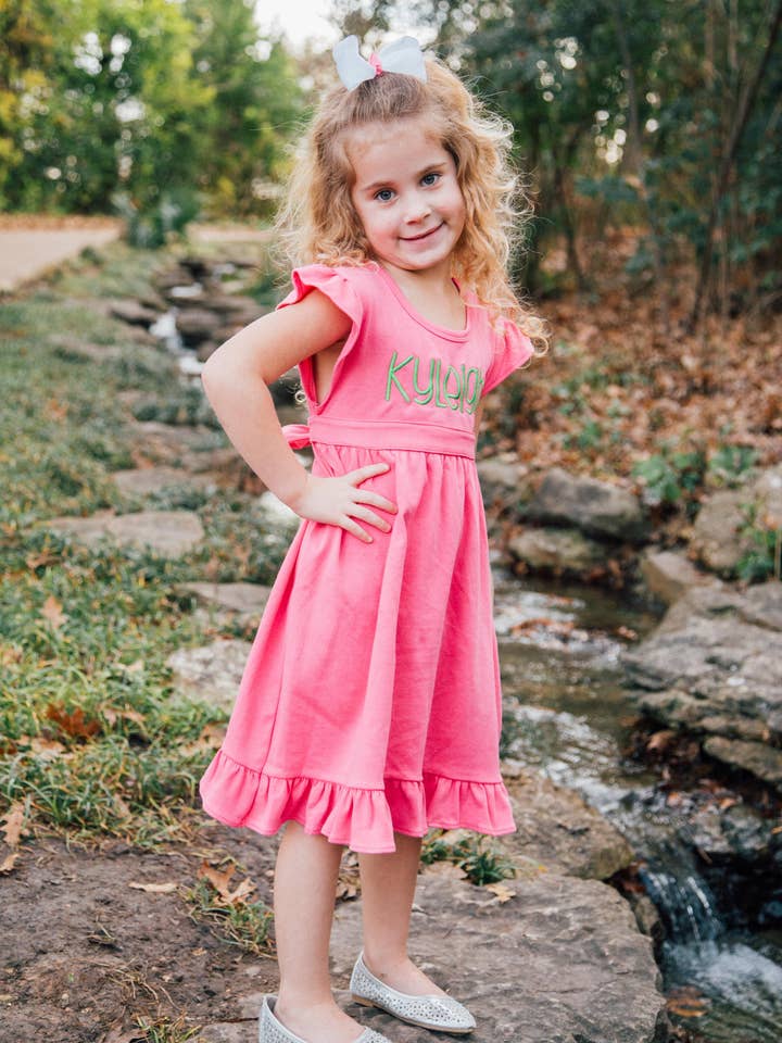 ROBE EN SOLDE à manches à volants avec nœud - ROSE vif pour la vente par Love That Cotton