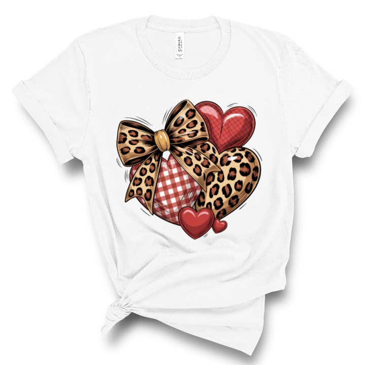 T-shirt à manches courtes Valentine's Times - Cœurs imprimés léopard pour la vente par Kulture Designed Co.