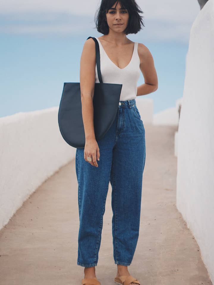 truc en cuir/06 pour la vente par Delanada Studio