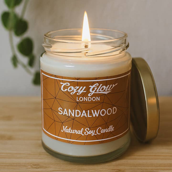 Bougie en soja au bois de santal Cozy Glow pour la vente par Cozy Glow Candles & Home
