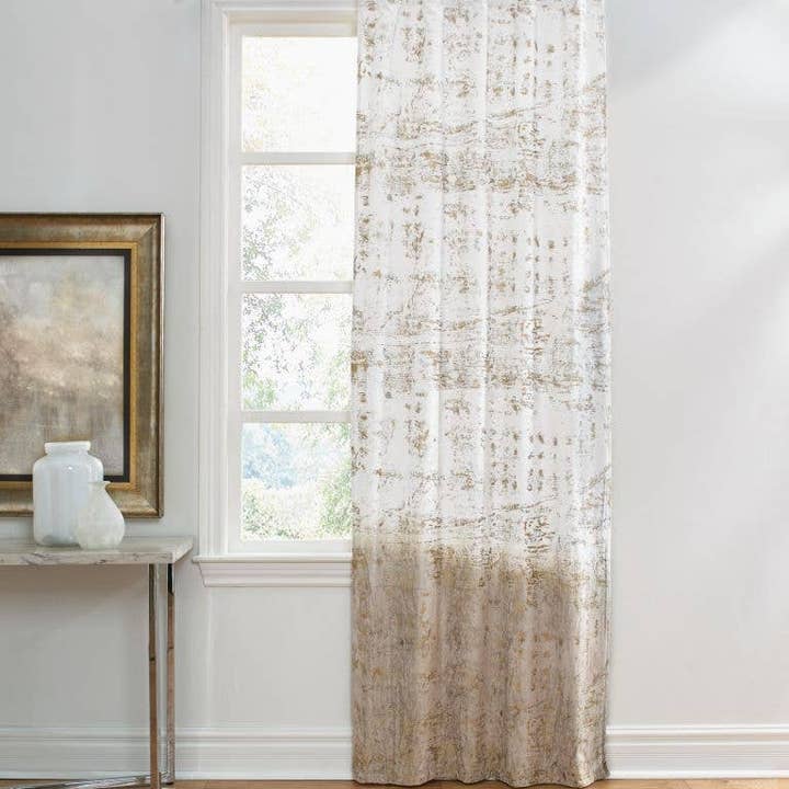 Panneau en velours Ombre Raina pour la vente par Cloud 9 Design