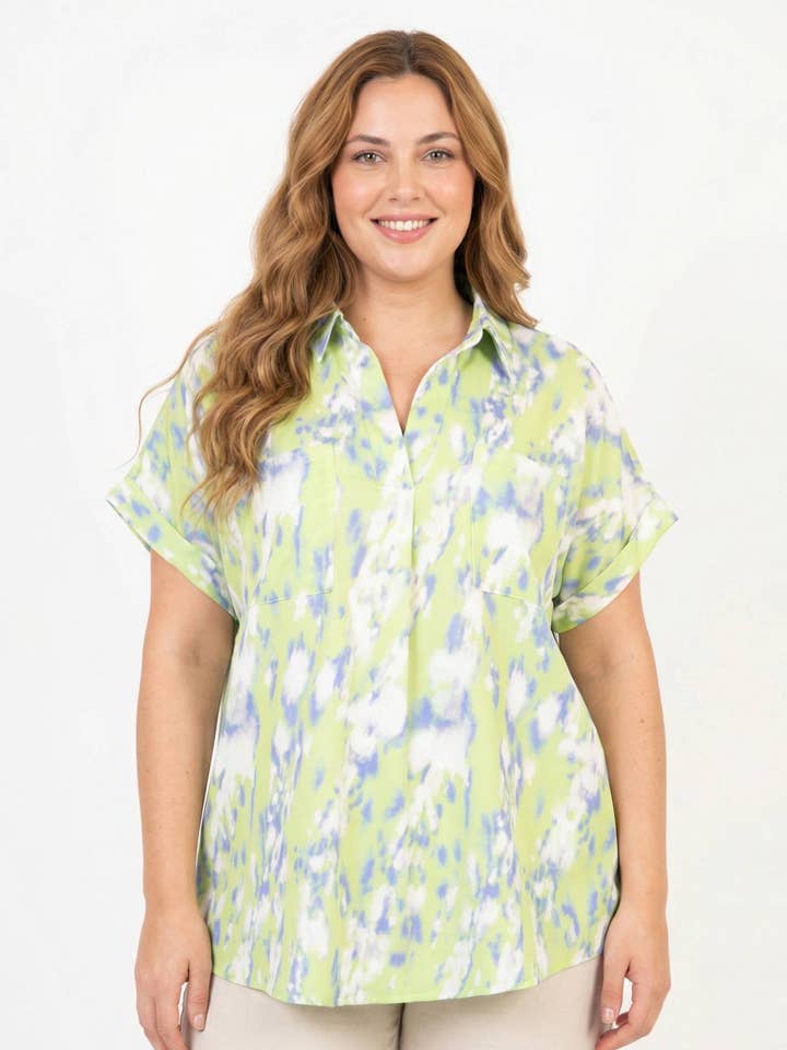 Blouse grote maat, soepel vallend, met groene print (C6561) voor wholesale door Pomme Rouge Paris