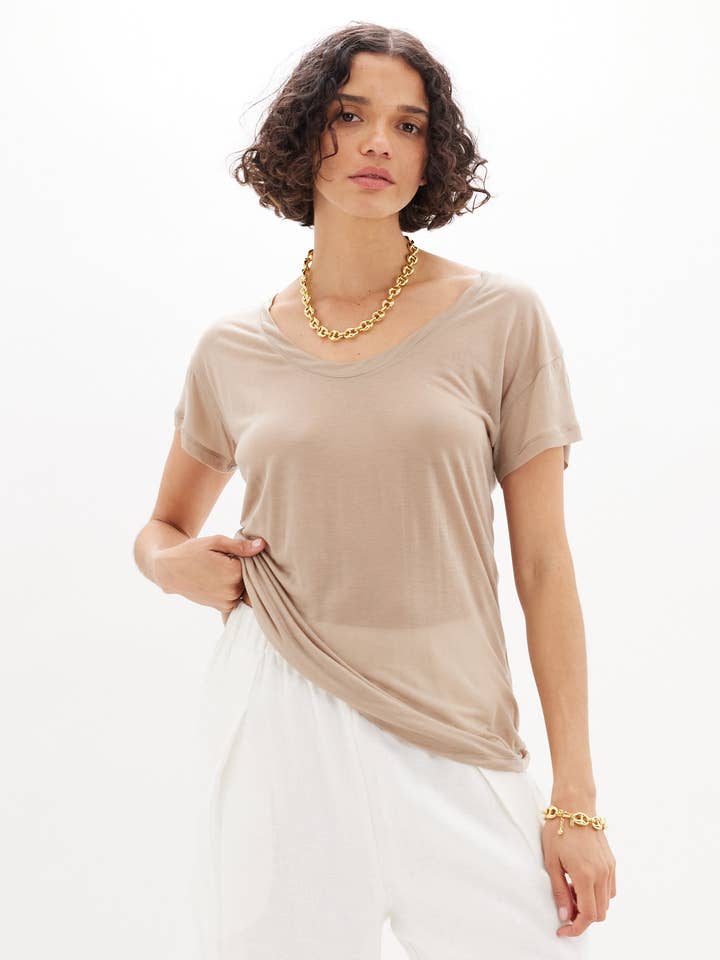 Francine T-shirt fin - Sable pour la vente par Amelius