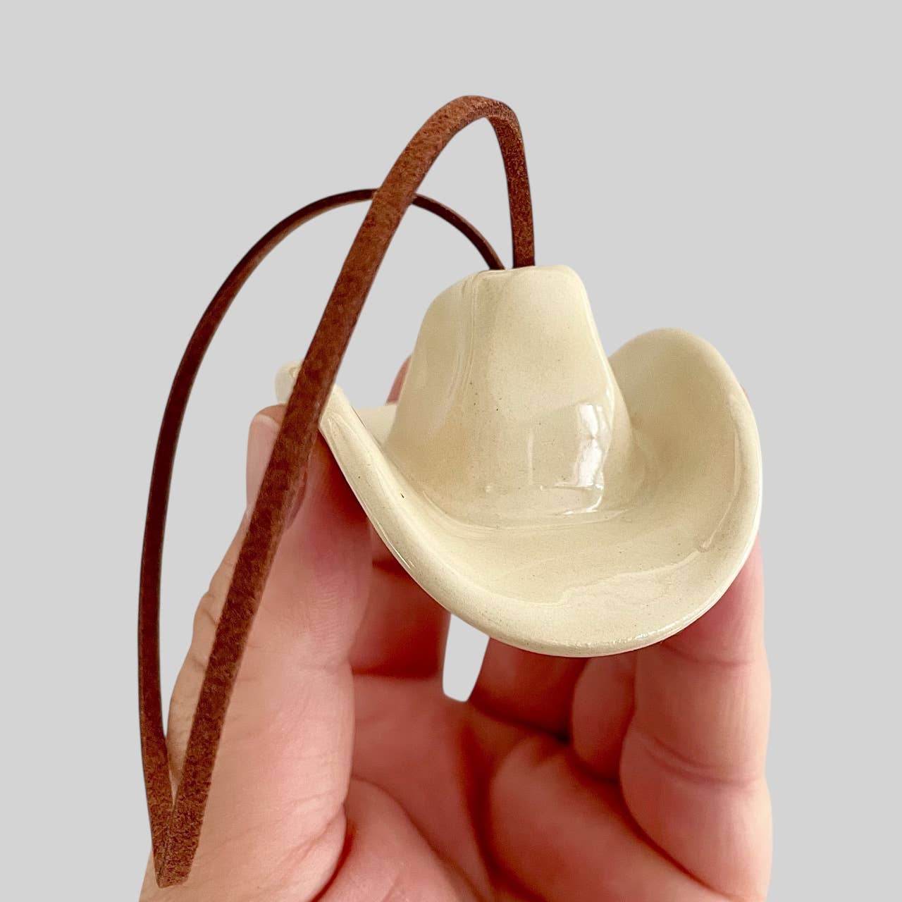 Mudpuppy Ceramic Studio - Wholesale Ornament - Ceramic Cowboy Hat Ornament — Clear Parchment3