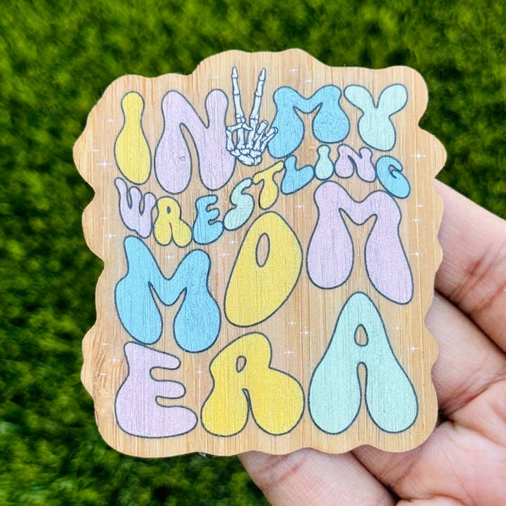 Adesivo in legno di bambù «IN MY WRESTLING MOM ERA» - Mom Eras per la vendita all'ingrosso da parte di AFK Design Co