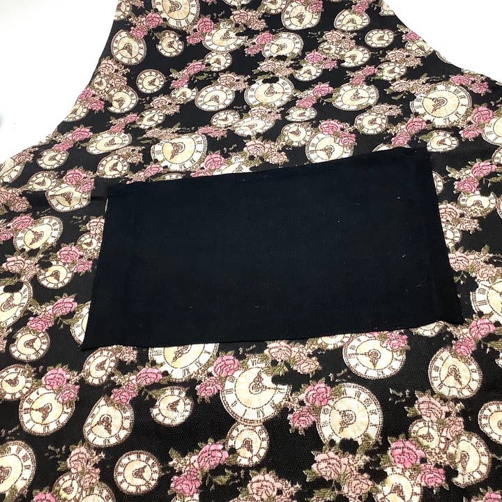 All Little Cute Things – wholesale Förkläde – Förkläde. Alice i Underlandet Am Late Clock Tea House Värdinna3