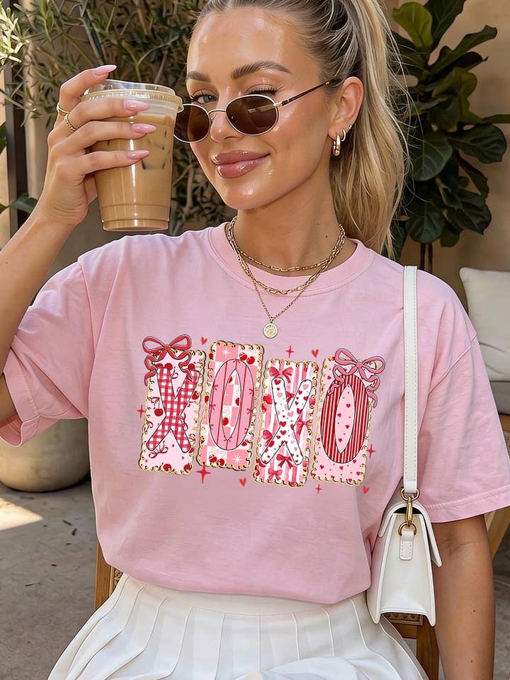 T-shirt teint en pièce graphique XOXO Bow Valentine pour la vente par COLORBEAR