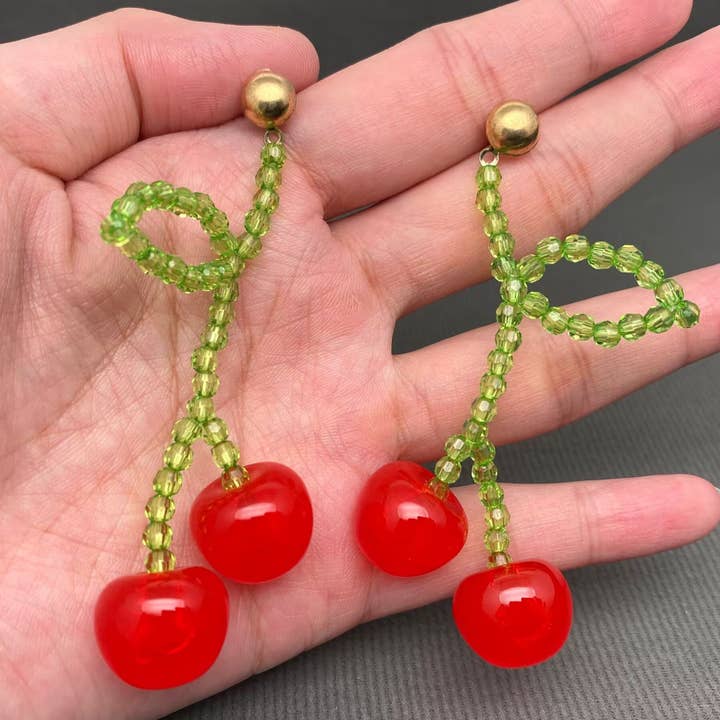 Mio Queena – Engroshandel Hængeøreringe og creoløreringe – Harpiks Kirsebær Dingleøreringe