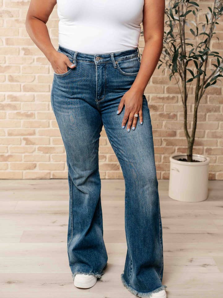 Jeans évasés à ourlet effiloché à taille haute Miley pour la vente par Bella Nova Style Co