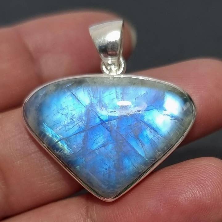 Stor bred hjärtformad blå månstenhänge | 925 silver, MP9 för wholesale av Mistry Gems