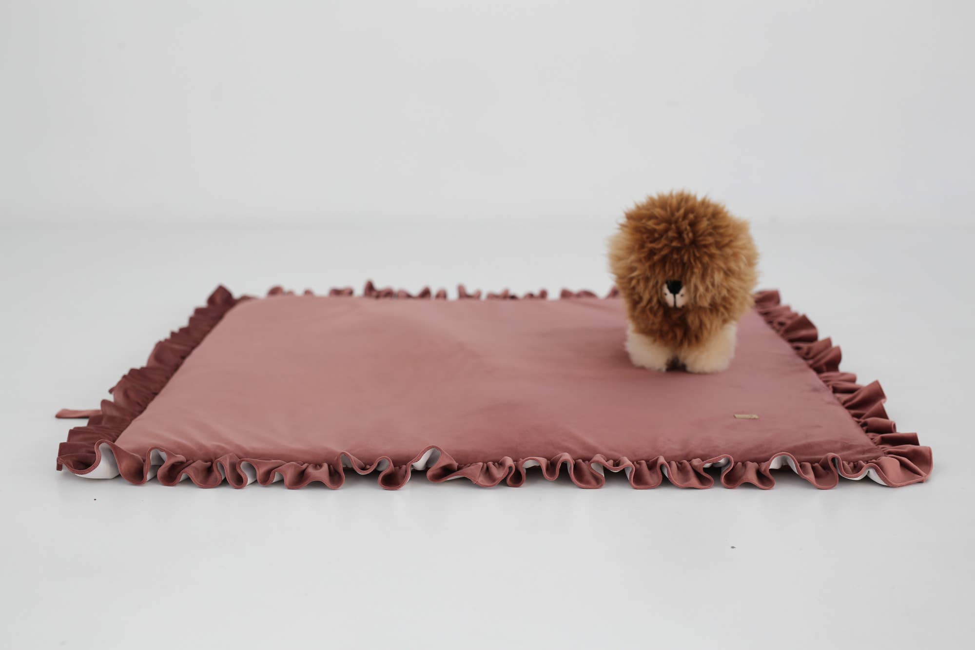 Babyly – Engroshandel Legemåtte - Børn og baby – Velour legetæppe med skum og flæser (6 farver)9