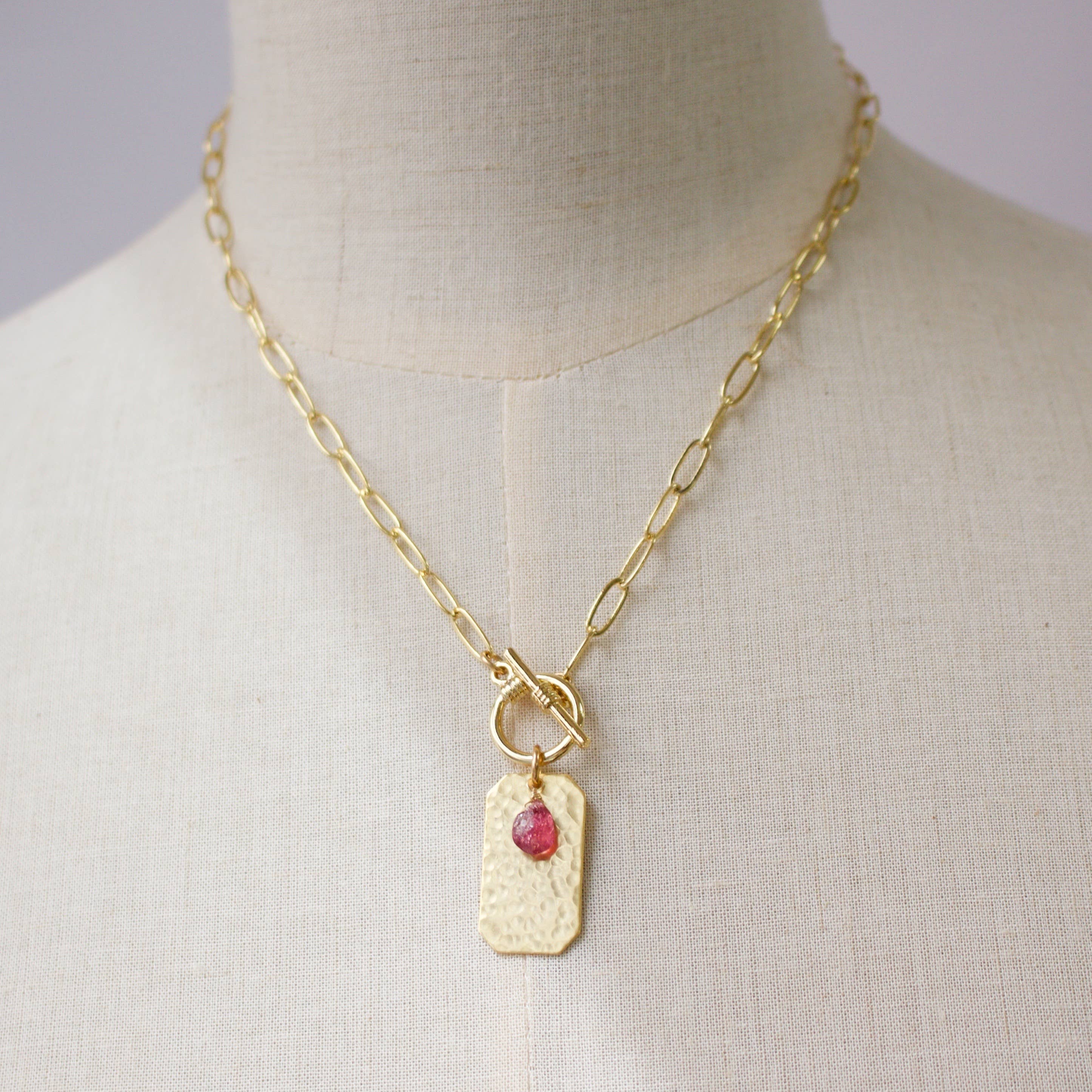 a.v. max - Wholesale Pendant/Charm Necklace - Hammered Dog Tag|Semi Stone & Toggle Closure|Gold|17"9
