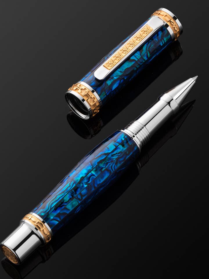 STYLO ROLLER PITCHMAN CLOSER™ - Fabriqué à la main en coquille d'ormeau Pāua couleur saphir, or 22 carats et rhodium - Production limitée pour la vente par Pitchman®