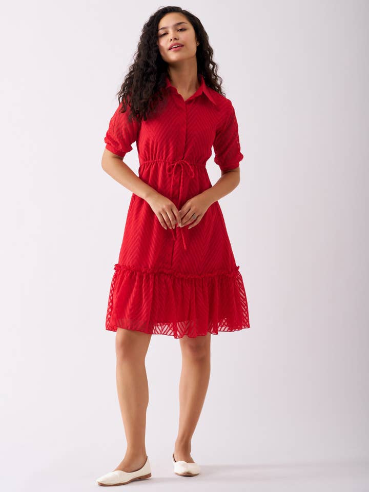Robe à col pointu à pois suisses Brasso en mousseline rouge pour la vente par STYLE INSTANT