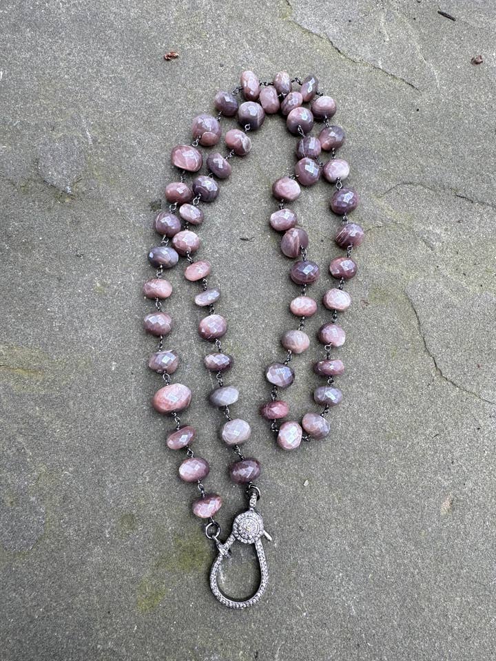 Grand collier en perles de pierre de lune chocolat avec fermoir en diamant pour la vente par ILISSA MICHELE JEWELRY
