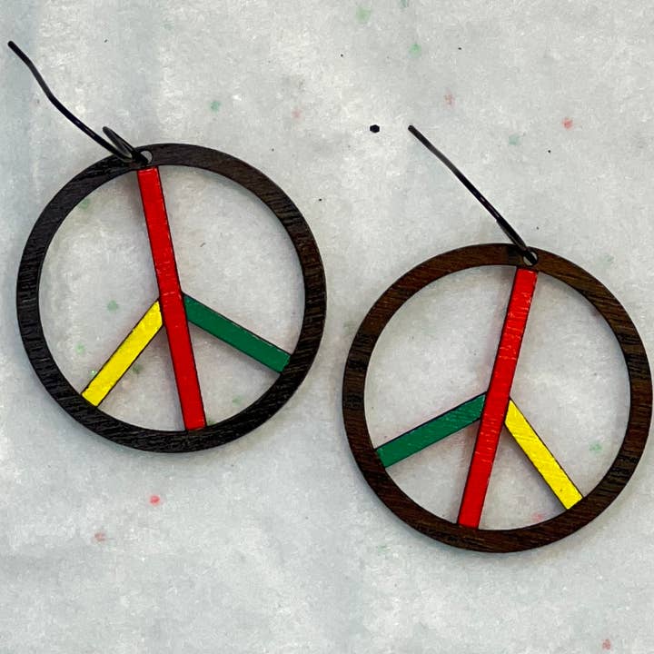 Håndmalede øreringe med fredssymbol i træ for engroshandel hos Madelyn Louise Ink
