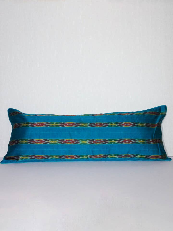 Housse de coussin en soie Ikat bleu saphir pour la vente par Rameti studios