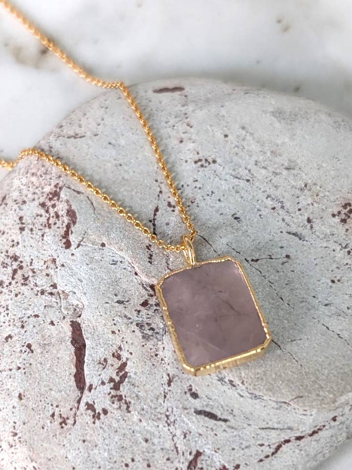 Die Rechteckige Rosenquarz-Halskette für den Großhandel von Lapis London