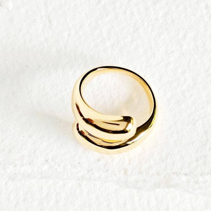 Bisjoux – Großhandel Cocktail-/Statement-Ring – 18 Karat vergoldeter, modern gewickelter Ring mit doppelter Kugel, klobiger, fetter Ring