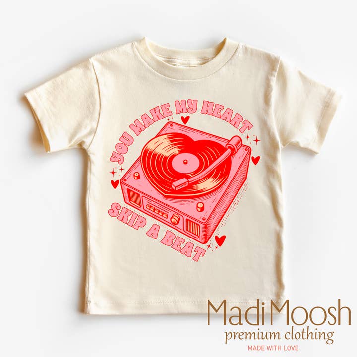 Du Får Mit Hjerte Til at Springe Et Slag Over Retro Valentinsdag T-shirt - Valentine T-shirt for engroshandel hos Madi Moosh