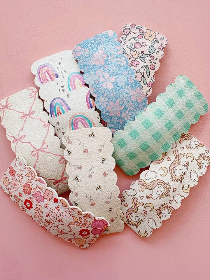 Barrettes pression en similicuir festonnées - imprimés assortis pour la vente par Shared Joy Bows