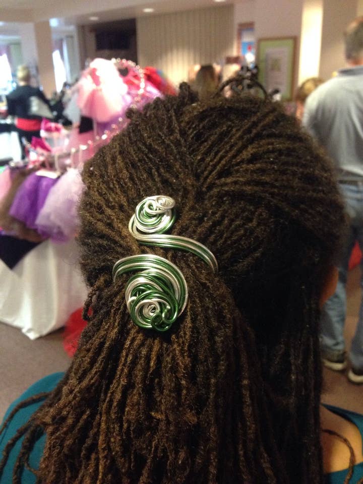 Manchette à cheveux verte et argentée pour la vente par Jewelry With Me