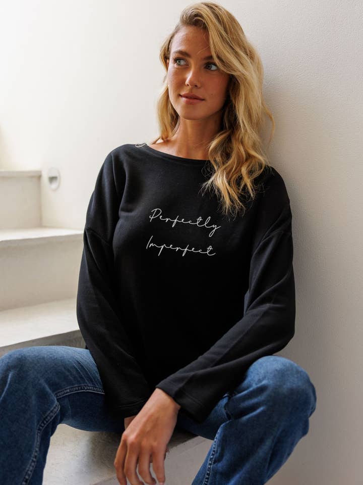 "Parfaitement imparfait" Pull parfait pour la vente par Om & Ah London