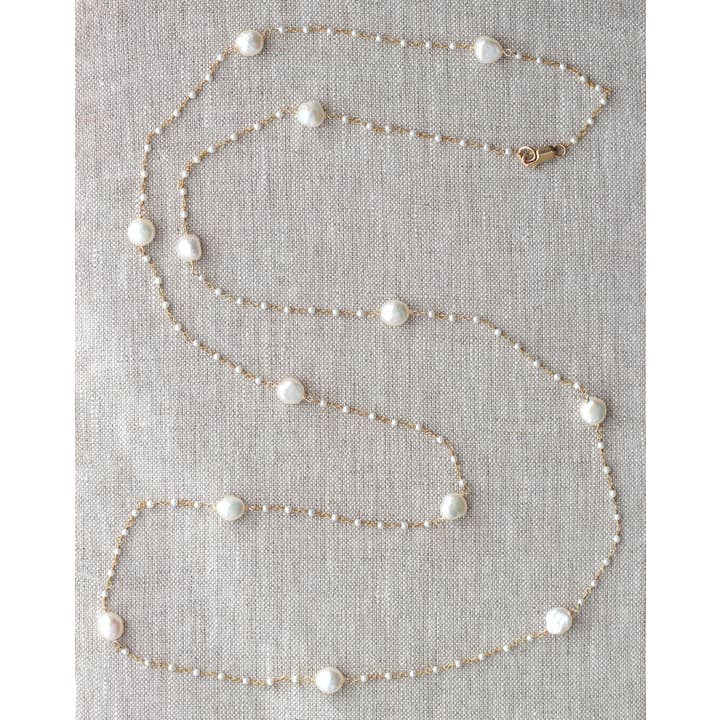 N-3559 Collier Long Chaîne Or Perle Blanche pour la vente par Alicia Van Fleteren Jewelry Design