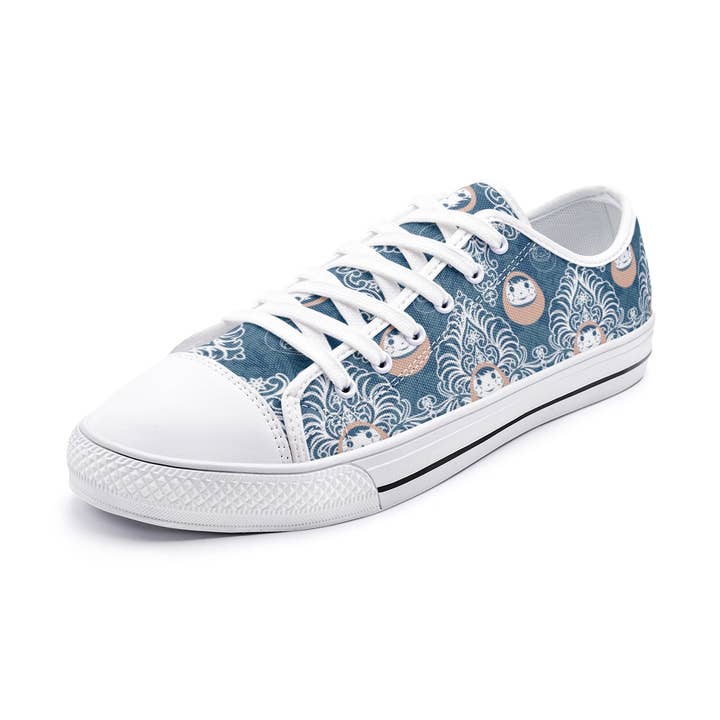 Scarpe di tela unisex a taglio basso - Bambola marrone con Kanote su tela blu per la vendita all'ingrosso da parte di Oh Pote