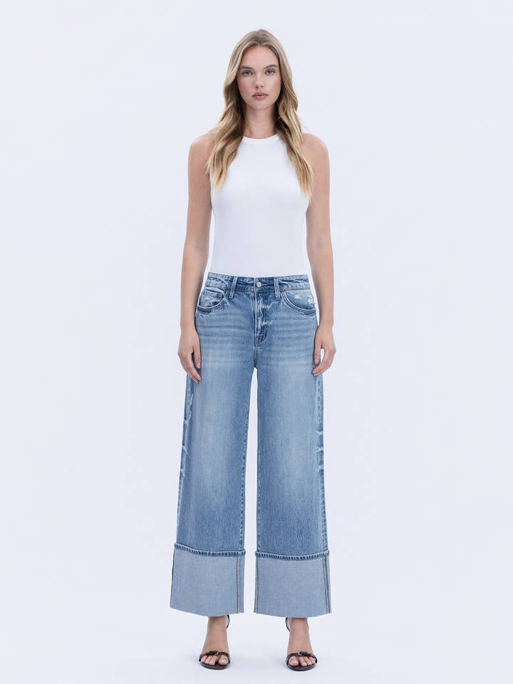 JEANS A GAMBA LARGA CON RISVOLTO E VITA ALTA, LAVAGGIO MEDIO T7009 per la vendita all'ingrosso da parte di VERVET by FLYING MONKEY