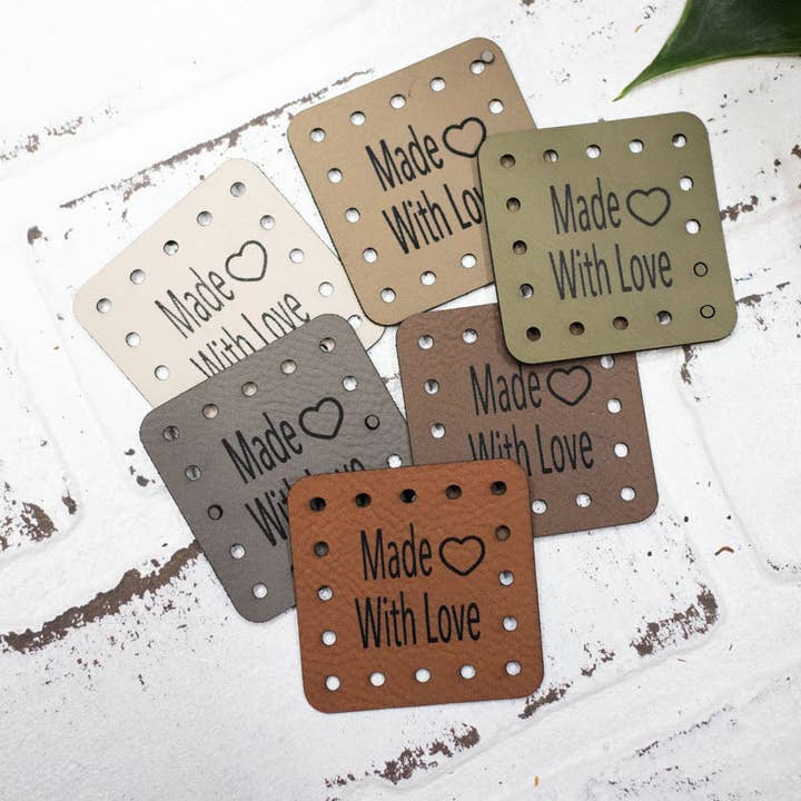 Étiquettes "Fait avec Amour", Étiquettes en Similicuir pour Articles Faits Main, Étiquettes Personnalisées en Similicuir pour Tricot et Crochet, 1,75" x 1,75" (Copie) pour la vente par The McGarvey Workshop