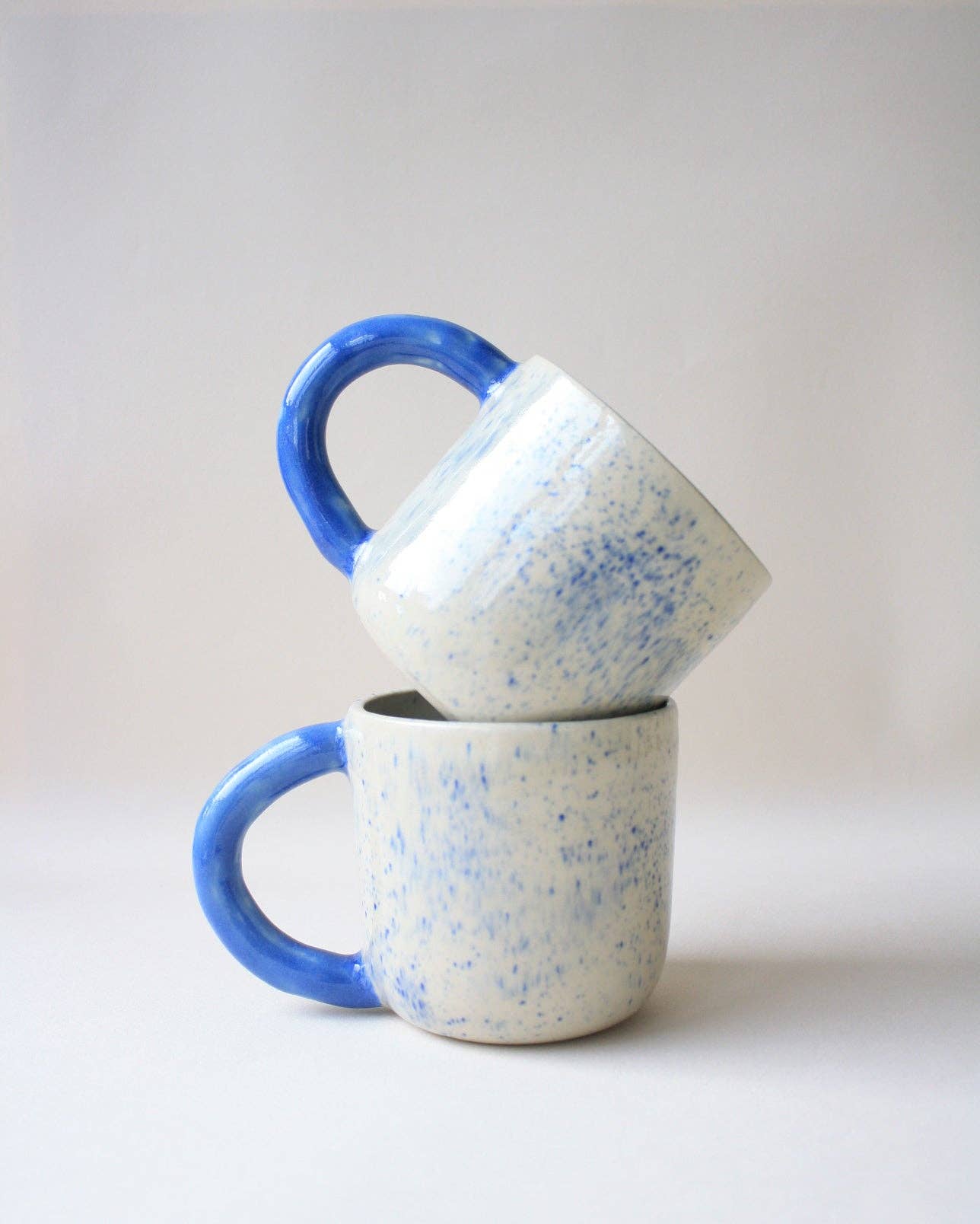 andrea frieling ceramics – wholesale Kaffekoppar – COPO-mugg i karamellrosa och blått3