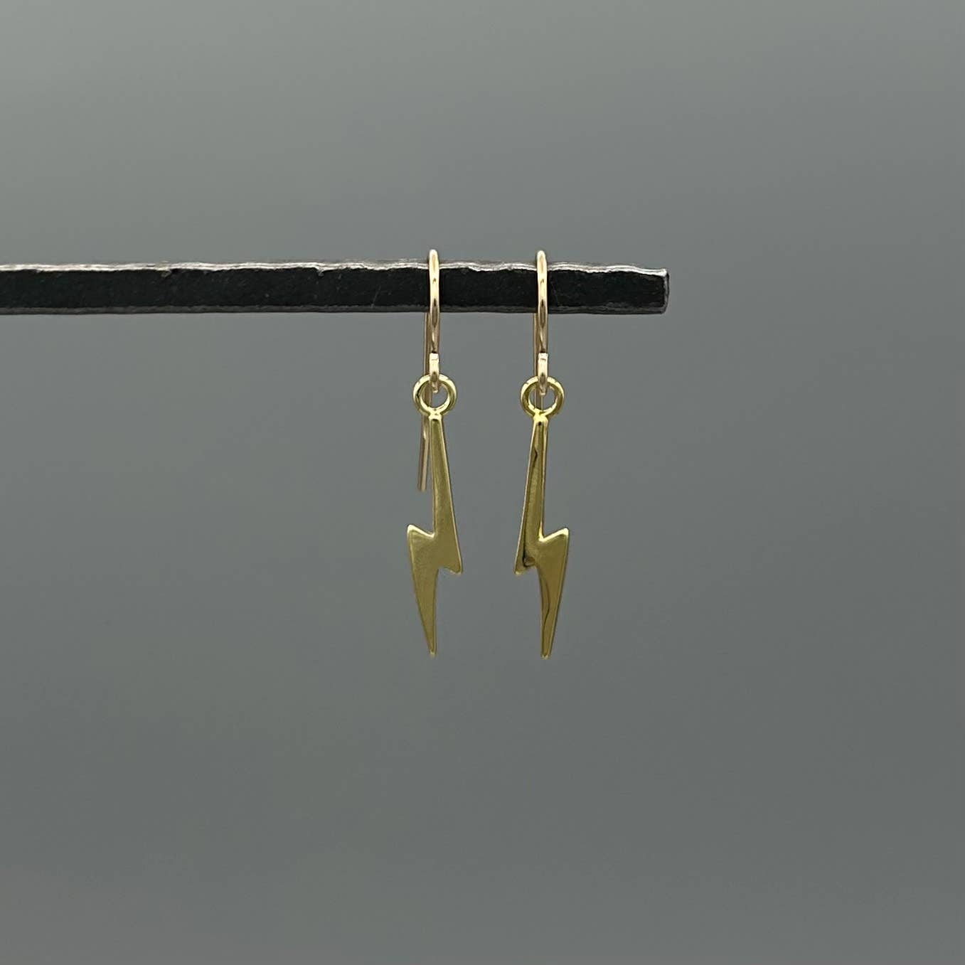 Something Silver – wholesale Hängande örhängen – Blixt örhängen1