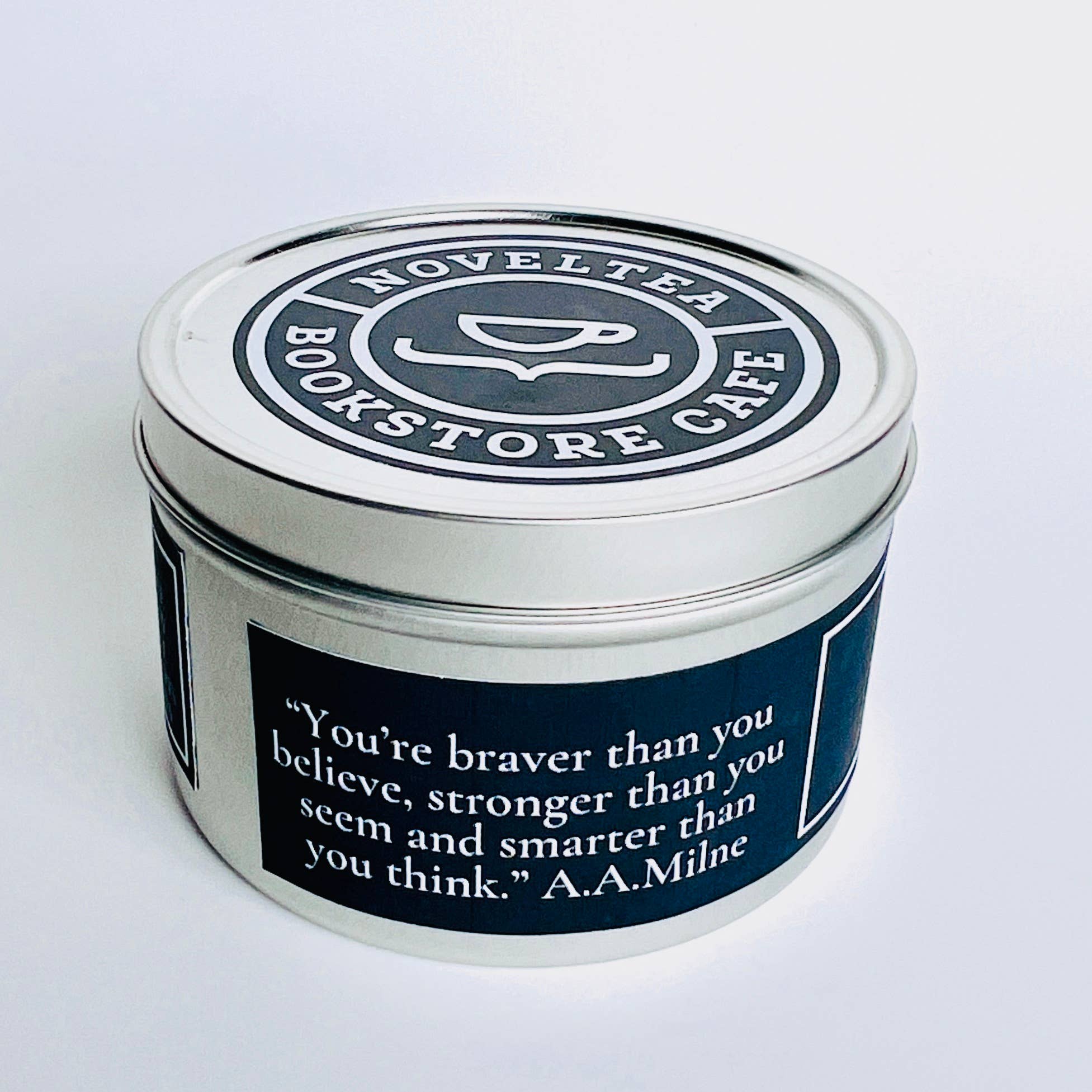 NovelTea Bookstore & Gifts - Venta al por mayor Vela aromática de viaje - Vela Black Label con aroma a miel Winnie the Pooh12