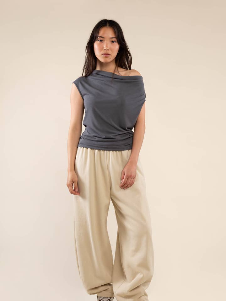 NLT – Großhandel Strickoberteil – Damen – Sato Cupro Top mit Wasserfallausschnitt und schulterfreiem Design0