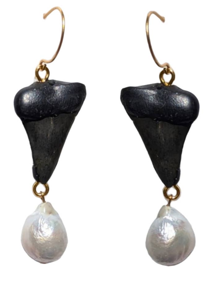 Unika handgjorda örhängen med fossiliserade hajtänder och barockpärlor - designade av den prisbelönta konstnären Sugar Gay Isber för wholesale av Gay Isber Designs