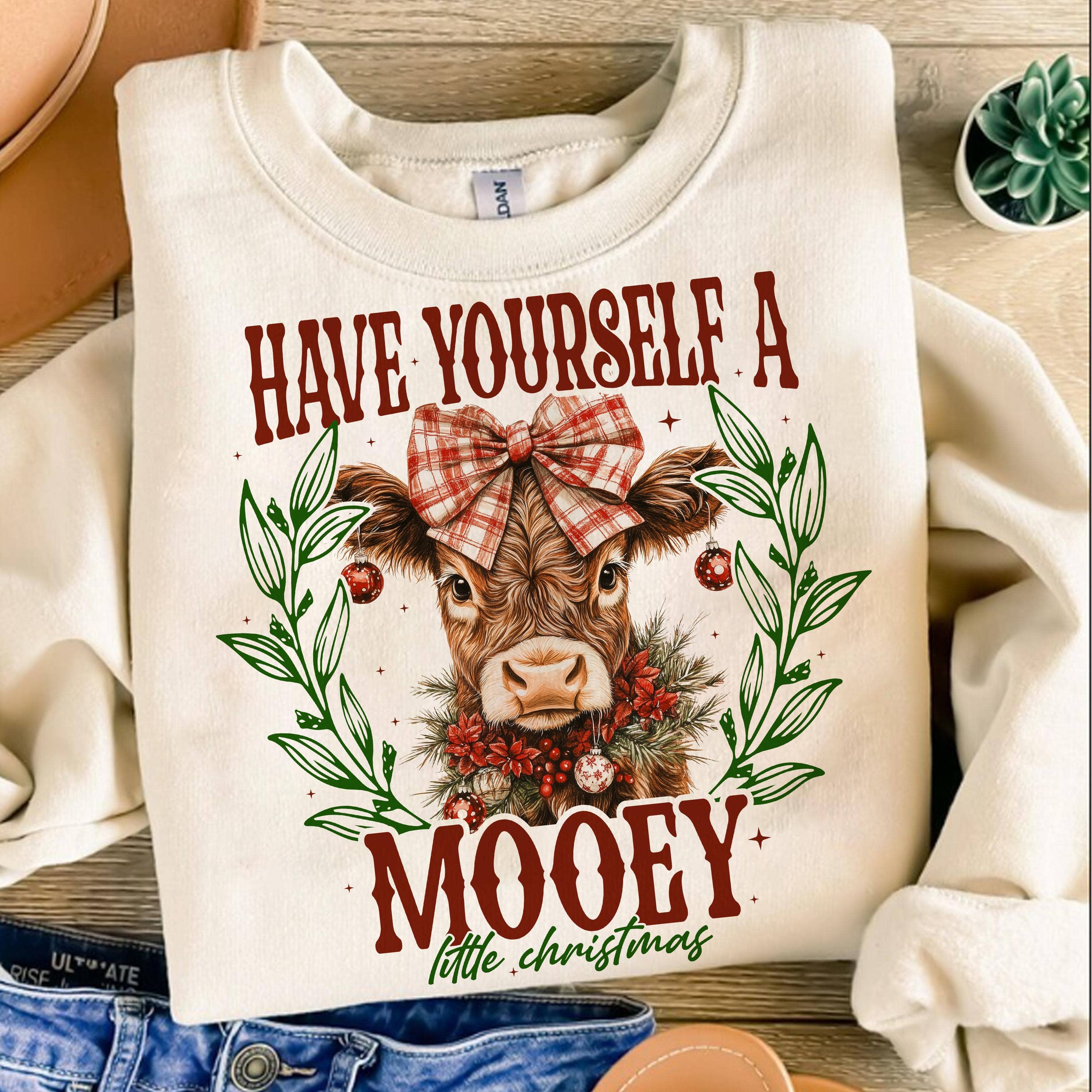 NVC Ecommerce LLC - Venta al por mayor Camiseta estampada - Mujer - Suéter navideño de Highland Cow con camisa Have Yourself A Mooey2