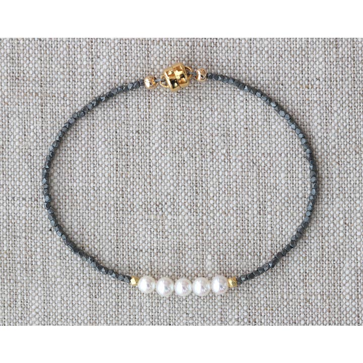 B-3892 BLANC 5 PERLES, ARGENT THAÏ, BRACELET EN OR pour la vente par Alicia Van Fleteren Jewelry Design