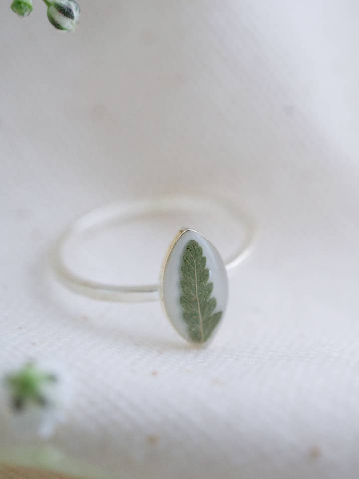 Bague botanique Fern pour la vente par Ephemera