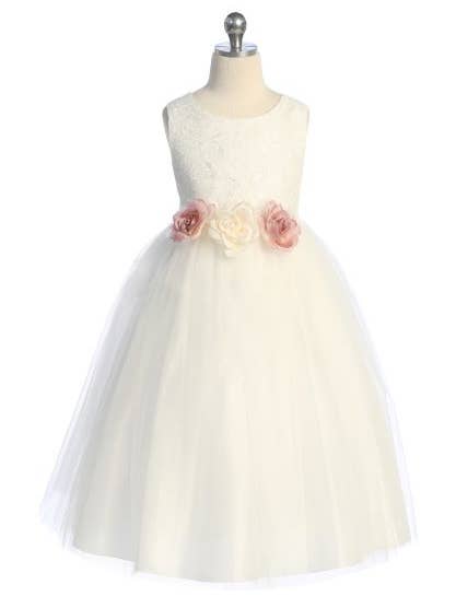 Lang pige kjole med blonder og illusion, dekoreret med tre kunstige blomster for engroshandel hos Kid's Dream