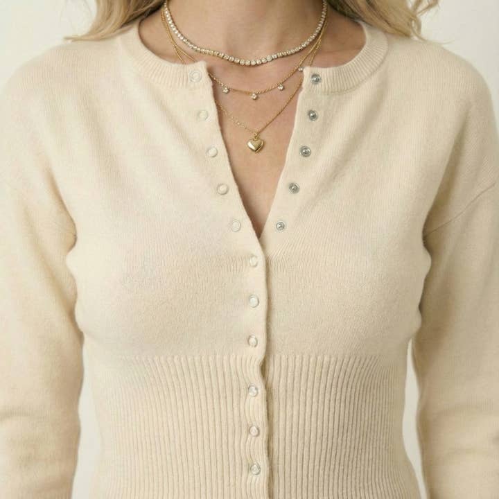 Cardigan ajusté à côtes avec boutons nacrés et poignets allongés pour la vente par Modenaire