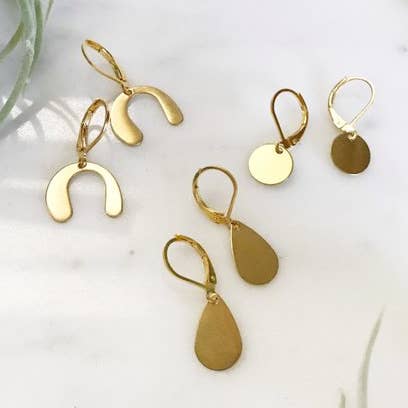 Simple små guld dråbe øreringe for engroshandel hos Melissa Jenkins Designs