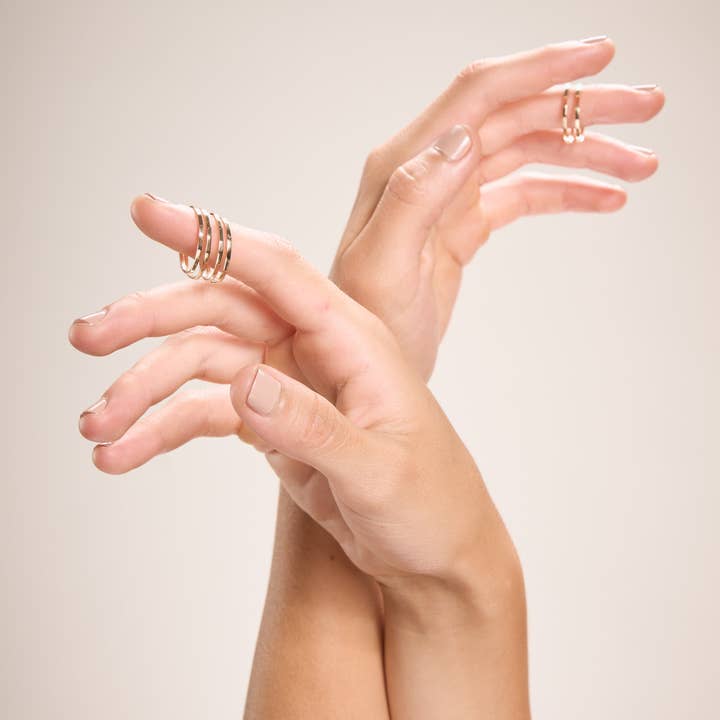 Anneau empilable martelé pour la vente par Qori NYC